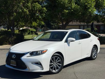 Used 2016 Lexus ES 300h w/ Navigation System Package