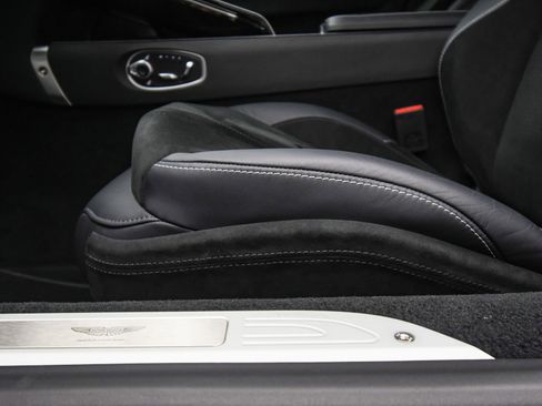 Used 2025 Aston Martin V8 Vantage Coupe image 40