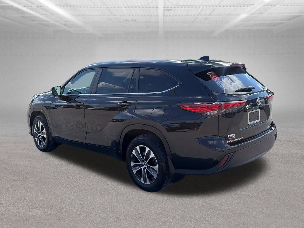 Used 2023 Toyota Highlander XLE AWD/4WD image 4