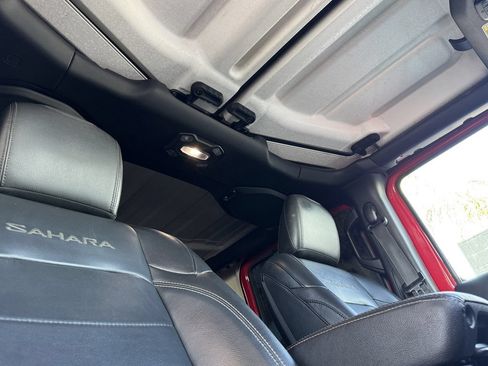Used 2018 Jeep Wrangler Unlimited Sahara AWD/4WD image 18