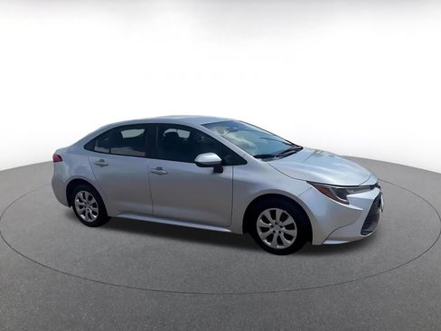 Used 2025 Toyota Corolla LE FWD image 2