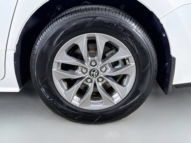 Used 2025 Toyota Sienna XLE FWD image 31