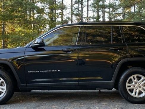 Used 2022 Jeep Grand Cherokee Laredo w/ Luxury Tech Group I image 4