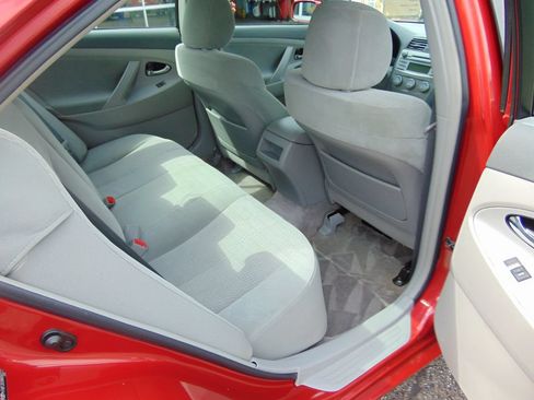 Used 2010 Toyota Camry LE FWD image 4