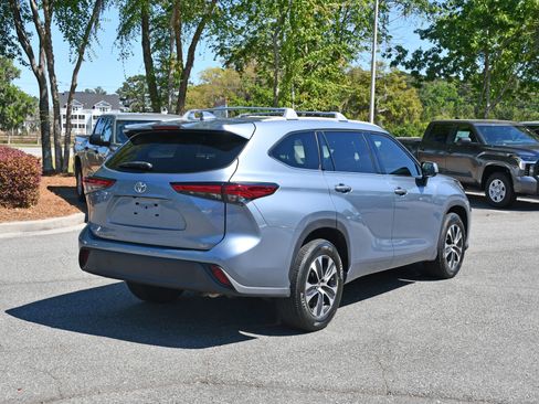 Used 2022 Toyota Highlander XLE image 4