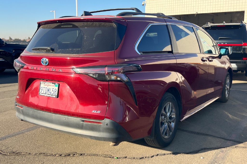 Used 2025 Toyota Sienna XLE w/ XLE Plus Package FWD image 6