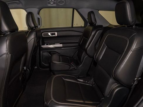 Used 2021 Ford Explorer XLT w/ Equipment Group 202A image 9