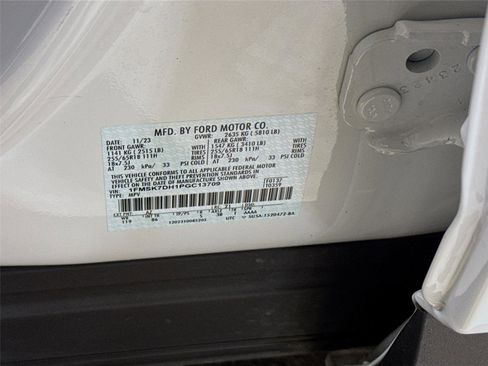 Used 2023 Ford Explorer XLT image 29