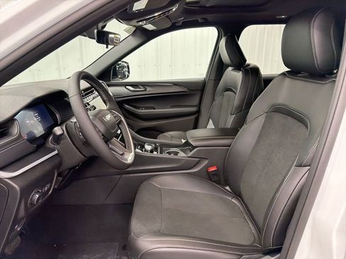 New 2025 Jeep Grand Cherokee Altitude image 14