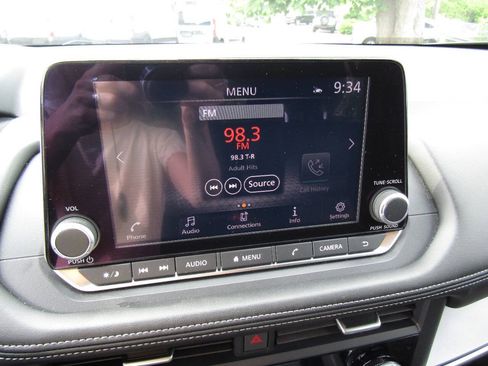 Used 2025 Nissan Rogue SV AWD/4WD image 13