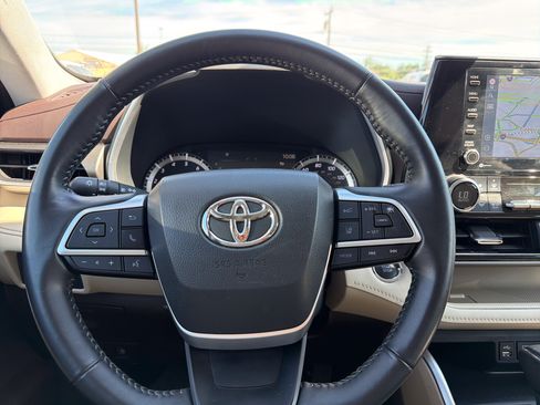 Used 2022 Toyota Highlander XLE AWD/4WD image 14