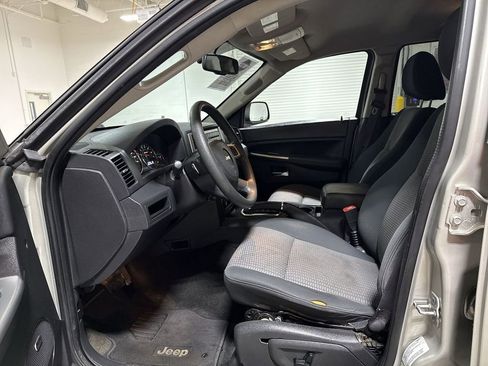 Used 2010 Jeep Grand Cherokee Laredo AWD/4WD image 17