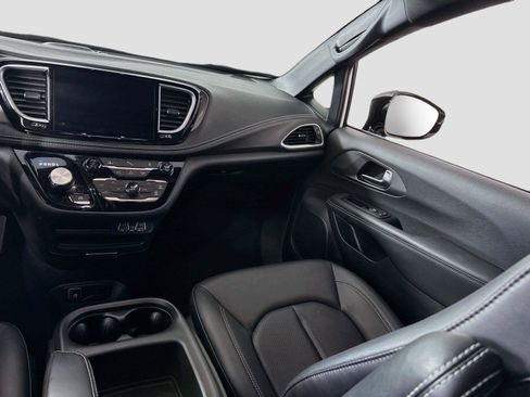Used 2025 Chrysler Pacifica Select FWD image 15