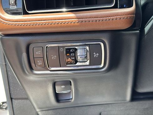 Used 2022 Lincoln Nautilus Reserve AWD/4WD image 7