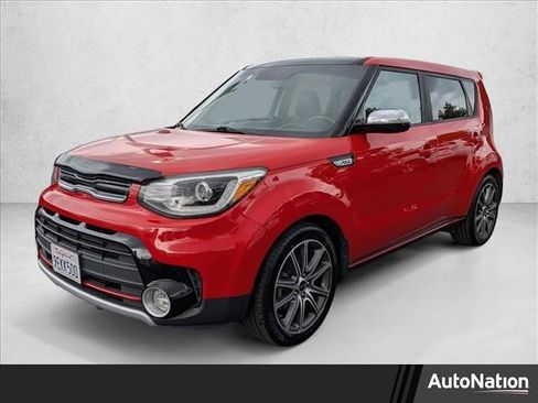Used 2017 Kia Soul ! w/ Tech Package FWD image 1