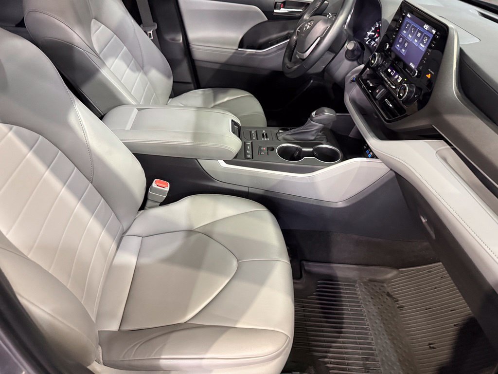 Used 2022 Toyota Highlander XLE AWD/4WD image 31