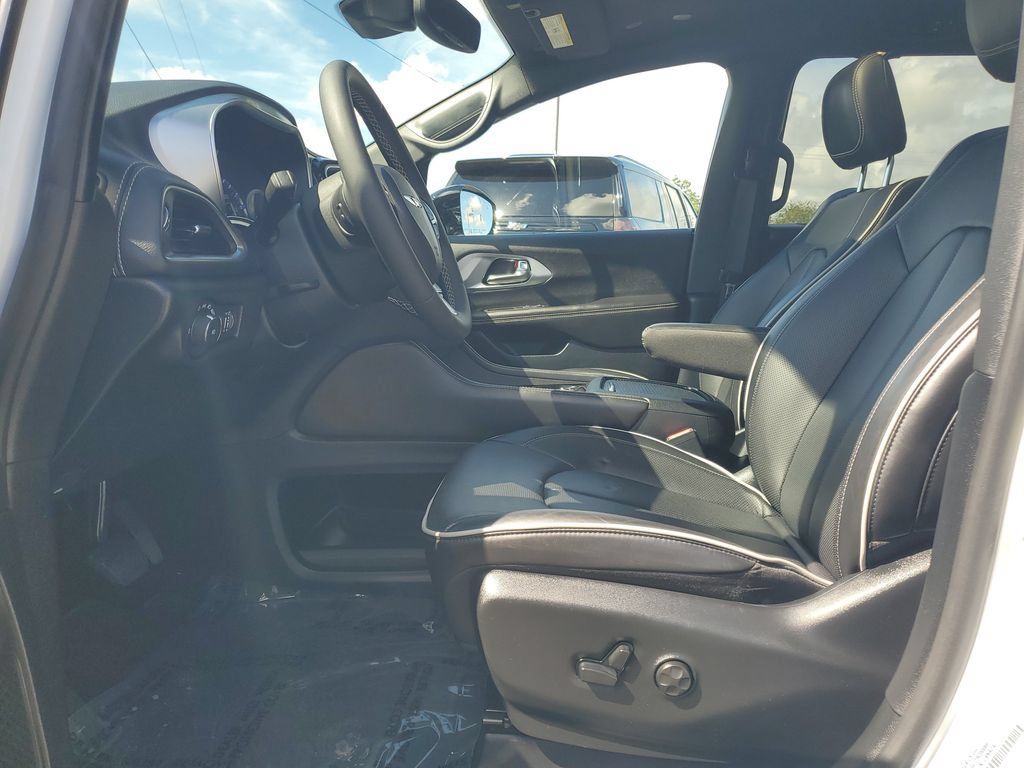 Used 2026 Chrysler Pacifica Limited FWD image 5