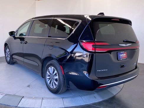 Used 2024 Chrysler Pacifica Limited FWD image 3