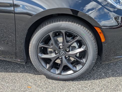 New 2026 Chrysler Pacifica Limited image 10