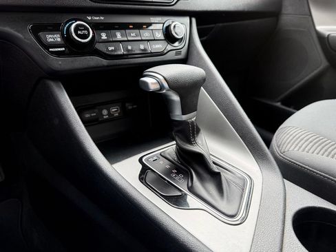 Used 2017 Kia Niro LX FWD image 25