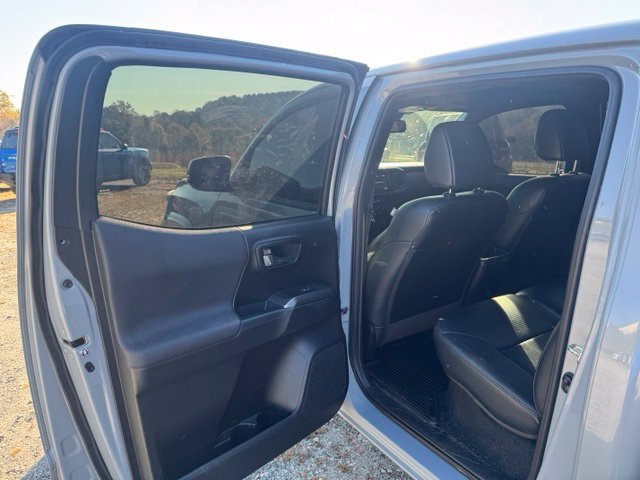 Used 2018 Toyota Tacoma TRD Sport AWD/4WD image 11