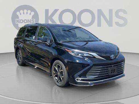 Used 2025 Toyota Sienna Platinum AWD/4WD image 7