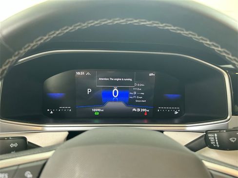 Certified 2025 Volkswagen Taos SE image 18