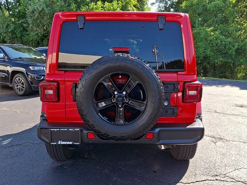 Used 2022 Jeep Wrangler Unlimited Sahara AWD/4WD image 5