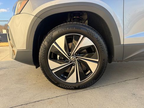 Used 2025 Volkswagen Taos SE w/ Panoramic Sunroof Package image 31