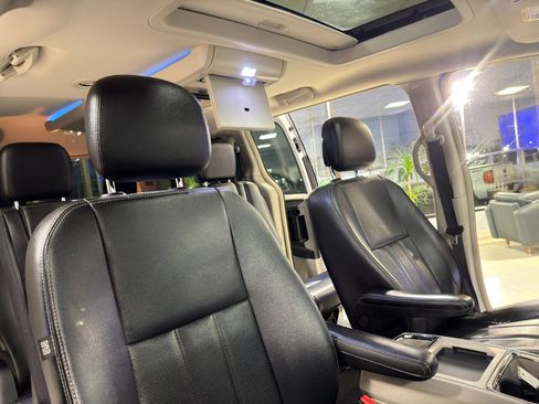 Used 2016 Chrysler Town & Country Touring-L image 25