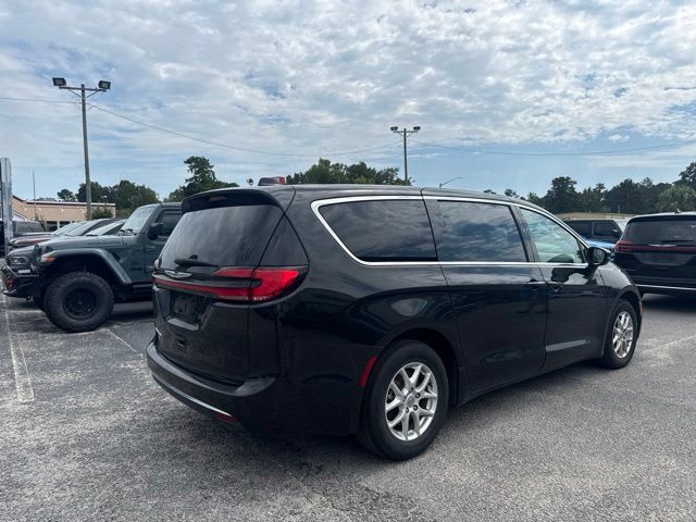 Used 2019 Chrysler Pacifica Limited w/ Tire & Wheel Group FWD image 3