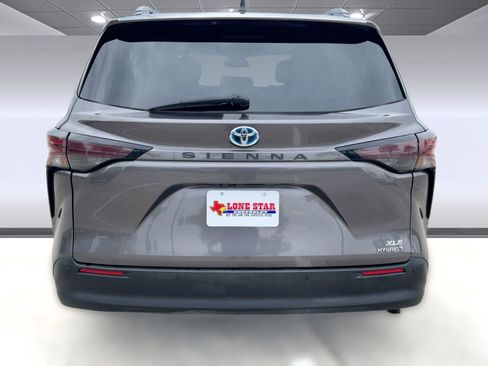 Used 2024 Toyota Sienna XLE image 9