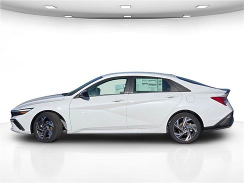 New 2025 Hyundai Elantra SEL image 4