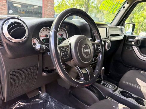 Used 2015 Jeep Wrangler Unlimited Sahara w/ Connectivity Group AWD/4WD image 17