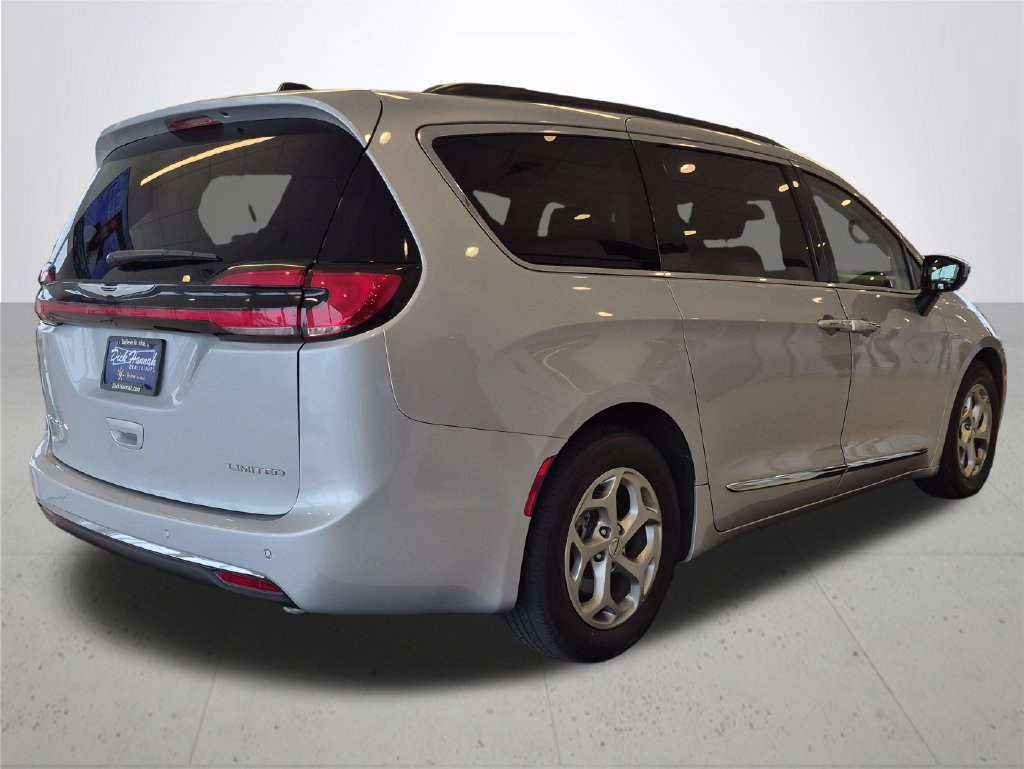 Used 2023 Chrysler Pacifica Limited FWD image 7