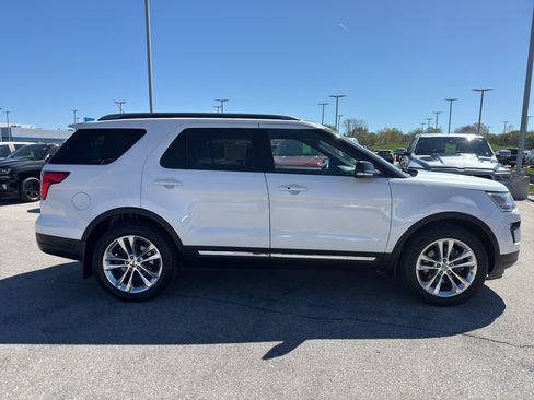 Used 2018 Ford Explorer XLT w/ Equipment Group 202A AWD/4WD image 4