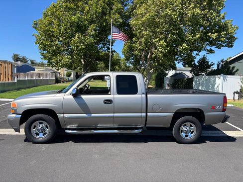Used 2002 GMC Sierra 1500 4x4 Extended Cab w/ Sierra Professional Pkg image 1