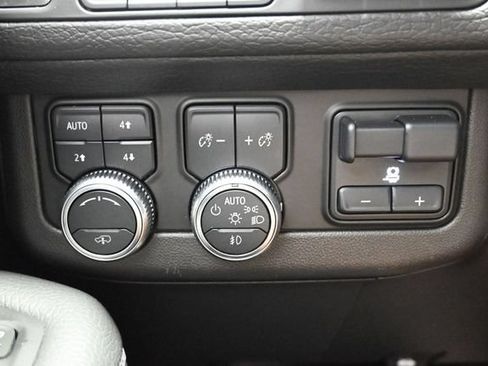 Used 2021 GMC Yukon Denali w/ Denali Ultimate Package AWD/4WD image 11