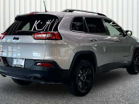 Used 2018 Jeep Cherokee Latitude w/ Altitude Package AWD/4WD image 6