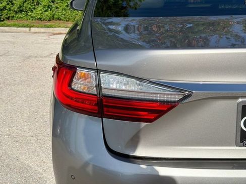Used 2017 Lexus ES 350 w/ Ultra Luxury Package FWD image 10