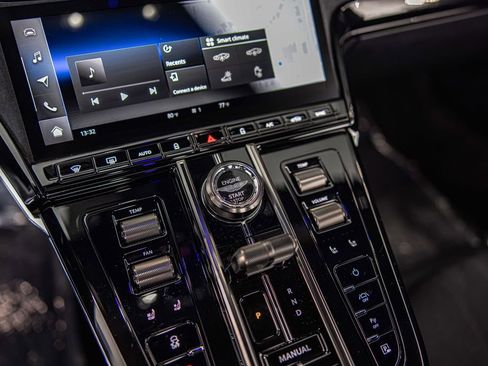 Used 2025 Aston Martin V8 Vantage Coupe image 25