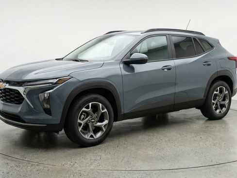 Used 2025 Chevrolet Trax LT w/ LT Convenience Package image 3