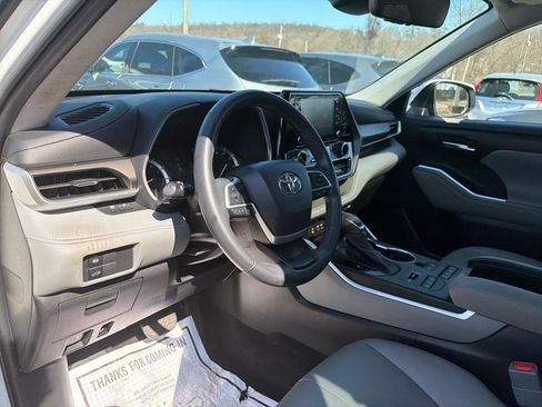 Used 2022 Toyota Highlander XLE image 16