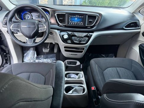 Used 2020 Chrysler Voyager LX image 11