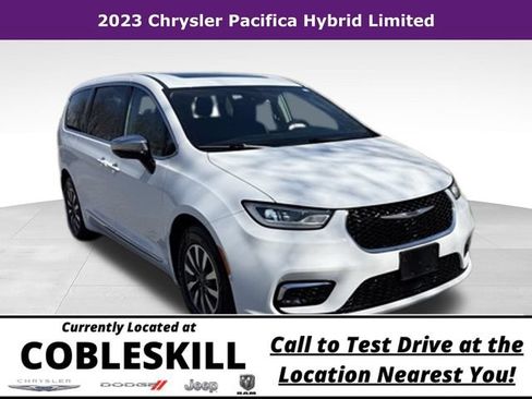 Used 2023 Chrysler Pacifica Limited FWD image 1