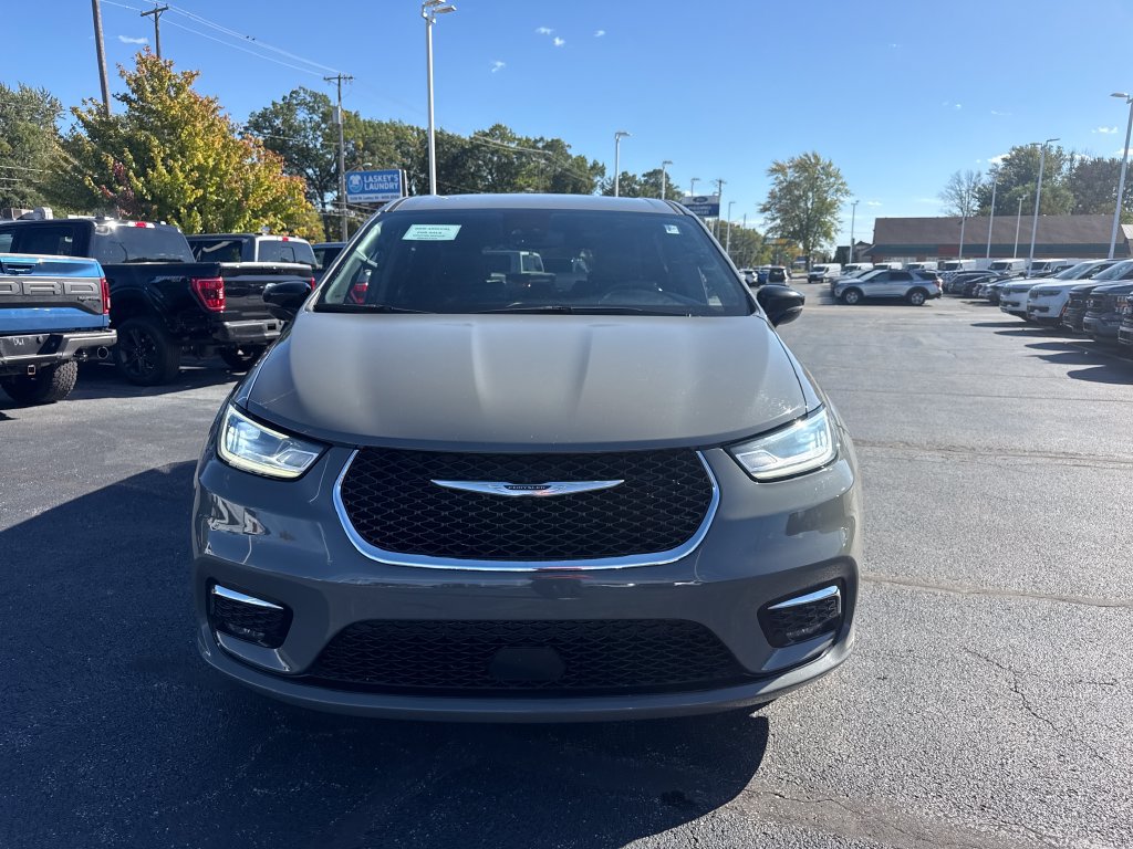 Used 2025 Chrysler Pacifica Select FWD image 3
