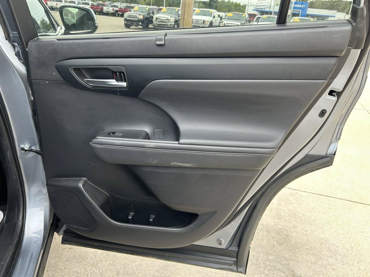 Used 2022 Toyota Highlander XLE AWD/4WD image 16