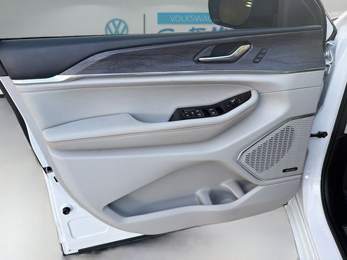 Used 2023 Jeep Grand Cherokee L Overland image 20