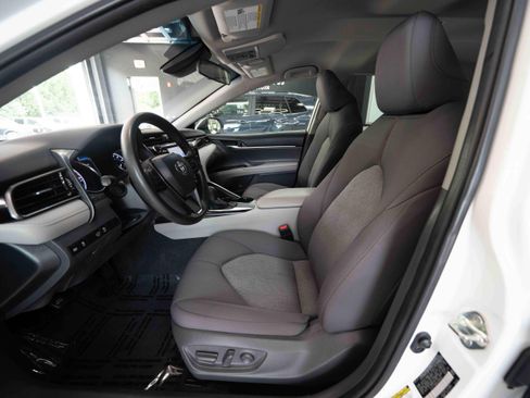 Used 2020 Toyota Camry LE FWD image 9