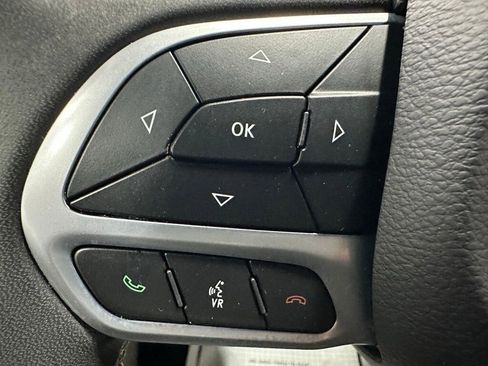 Used 2023 Chrysler Pacifica Touring-L image 19